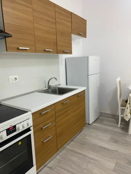 Tirane, jepet me qera apartament 1+1 Kati 5, 