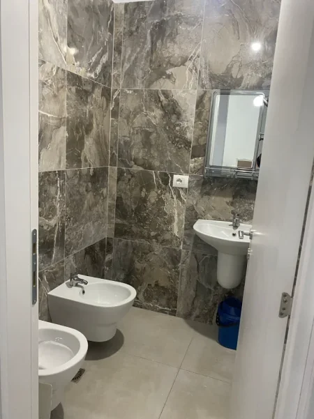 Tirane, jepet me qera apartament 1+1 Kati 5, 