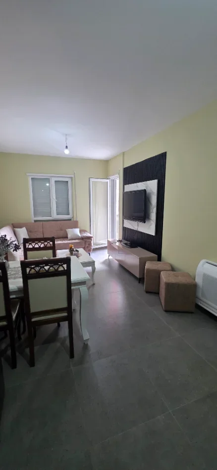 Tirane, jepet me qera apartament 2+1+Aneks+Ballkon , 110 € (Univers City)