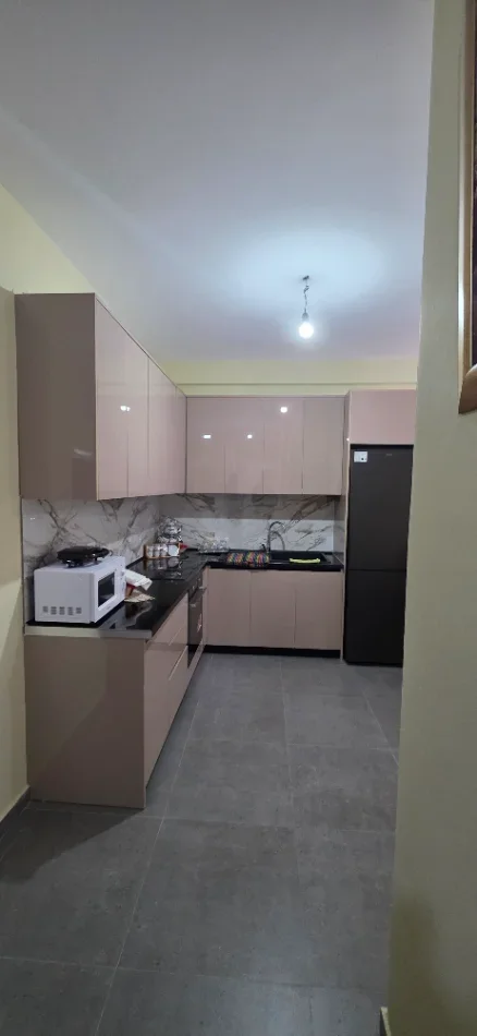 Tirane, jepet me qera apartament 2+1+Aneks+Ballkon , 110 € (Univers City)