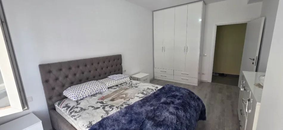 Tirane, jepet me qera apartament 2+1+Aneks+Ballkon , 110 € (Univers City)
