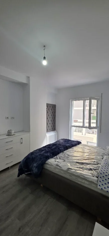 Tirane, jepet me qera apartament 2+1+Aneks+Ballkon , 110 € (Univers City)
