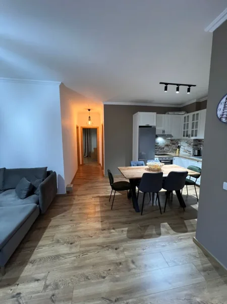 Tirane, jepet me qera apartament 2+1+Ballkon Kati 3, 100 m² 850 € (Kopshti Botanik)