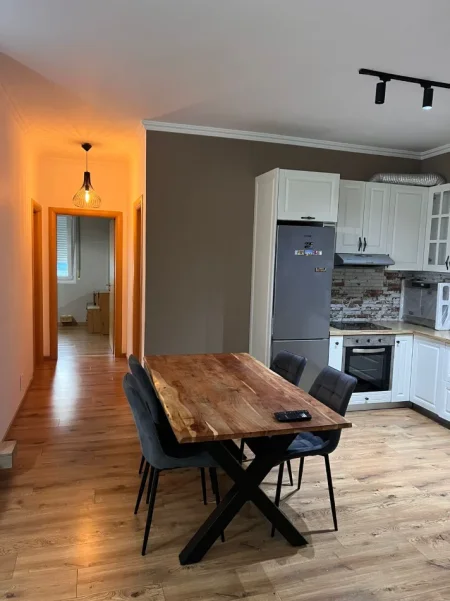 Tirane, jepet me qera apartament 2+1+Ballkon Kati 3, 100 m² 850 € (Kopshti Botanik)