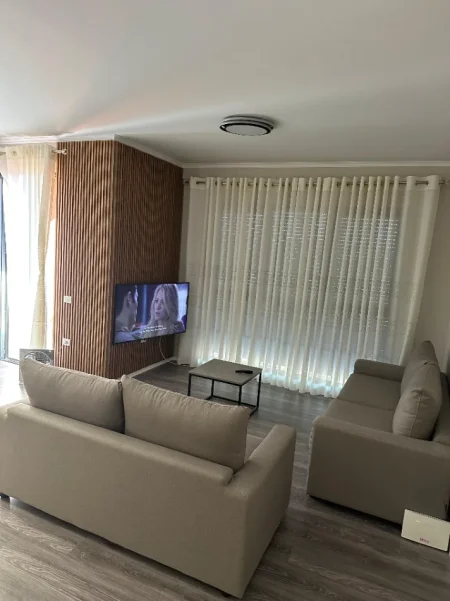 Tirane, jepet me qera apartament 2+1 Kati 7, 750 € (xhamlliku , oxhaku)
