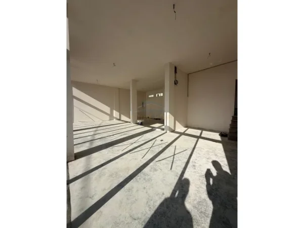 Tirane, jepet me qera ambjent biznesi Kati 0, 100 m² 1.000 € 