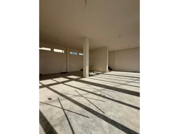 Tirane, jepet me qera ambjent biznesi Kati 0, 100 m² 1.000 € 