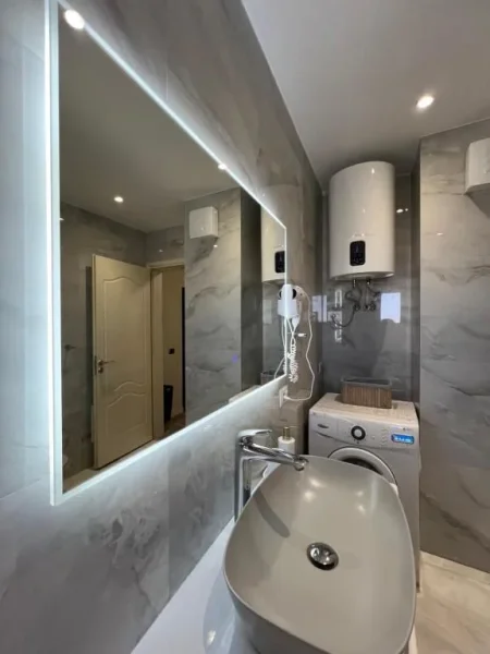 Tirane, jepet me qera apartament 1+1 Kati 10, 65 m² 870 € 