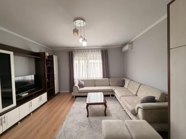Tirane, jepet me qera apartament 2+1+Parkim Kati 3, 117 m² 85'000 leke/muaj - Kopshtit Botanik (Hyrja)
