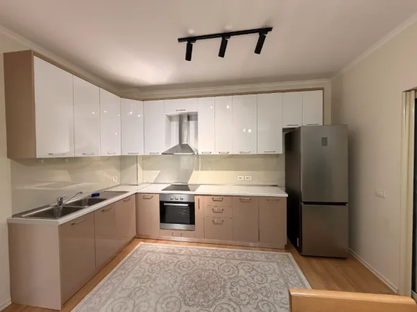 Tirane, jepet me qera apartament 2+1+Parkim Kati 3, 117 m² 85'000 leke/muaj - Kopshtit Botanik (Hyrja)
