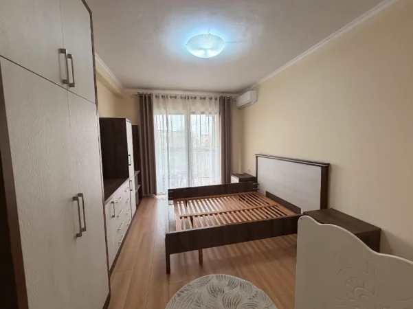 Tirane, jepet me qera apartament 2+1+Parkim Kati 3, 117 m² 85'000 leke/muaj - Kopshtit Botanik (Hyrja)