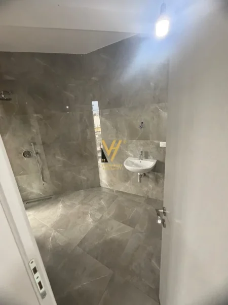 Tirane, jepet me qera zyre Kati 6, 122 m² 620 € (RRUGA E DIBRES)