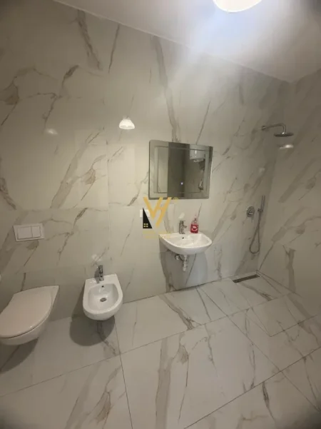 Tirane, jepet me qera zyre Kati 6, 122 m² 620 € (RRUGA E DIBRES)