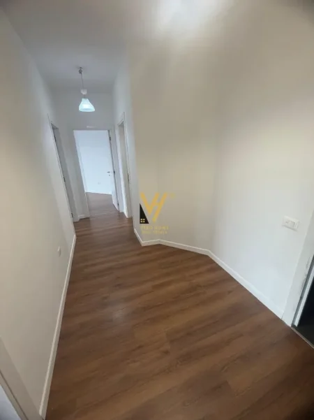 Tirane, jepet me qera zyre Kati 6, 122 m² 620 € (RRUGA E DIBRES)