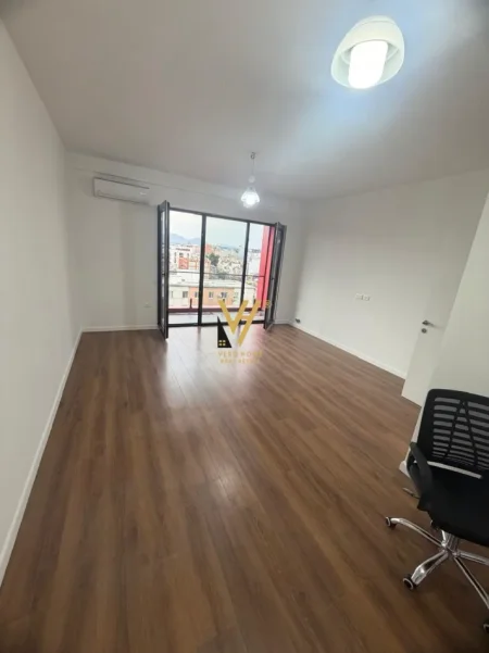 Tirane, jepet me qera zyre Kati 6, 122 m² 620 € (RRUGA E DIBRES)