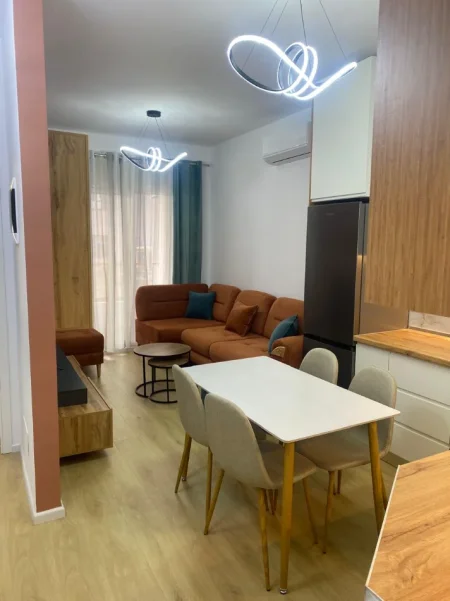 Tirane, jepet me qera apartament 1+1+Ballkon Kati 1, 55 m² 400 € (Ali Demi/Kompleksi Mangalem)