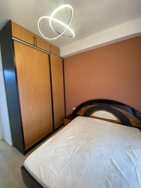 Tirane, jepet me qera apartament 1+1+Ballkon Kati 1, 55 m² 400 € (Ali Demi/Kompleksi Mangalem)