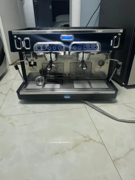 Tirane, shes Makine kafeje | Ekspres Mulli kafe