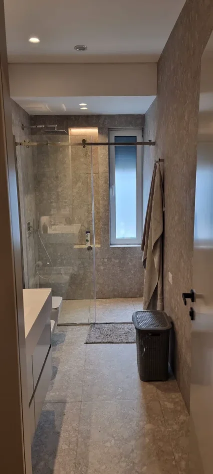 Tirane, jepet me qera apartament 1+1 , 65 m² 950 € (kodra e diellit)