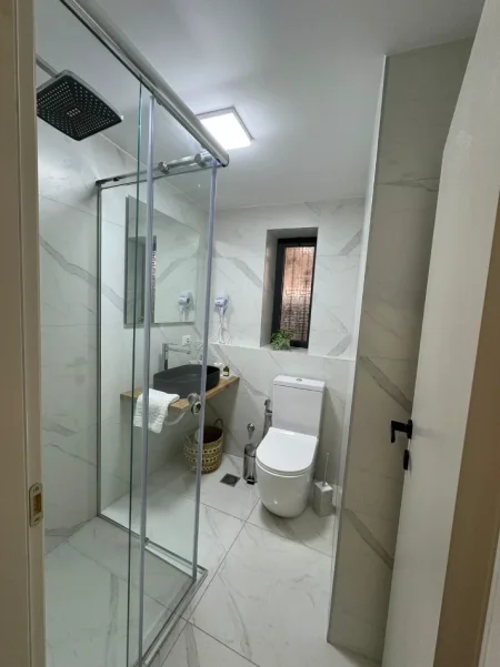 Tirane, jepet me qera Vile 2+1 Kati 1, 80 m² 650 € (Ish Tregu Elektrik/Rr.Ali Visha)