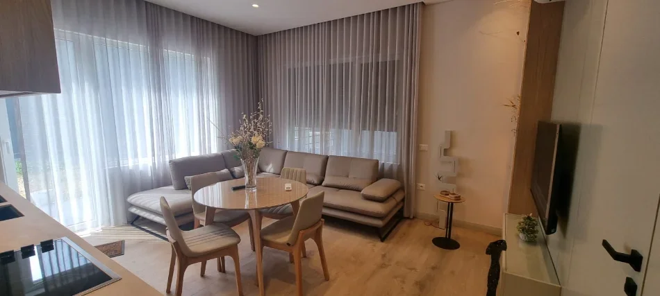 Tirane, jepet me qera apartament 1+1 , 65 m² 950 € (kodra e diellit)