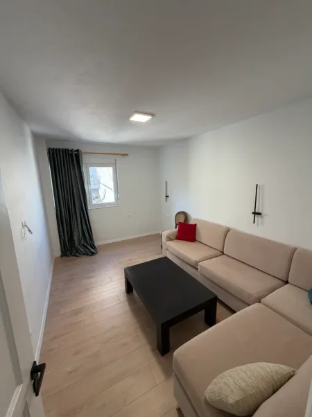 Tirane, jepet me qera 1+1 Kati 5, 60 m² 650 € 