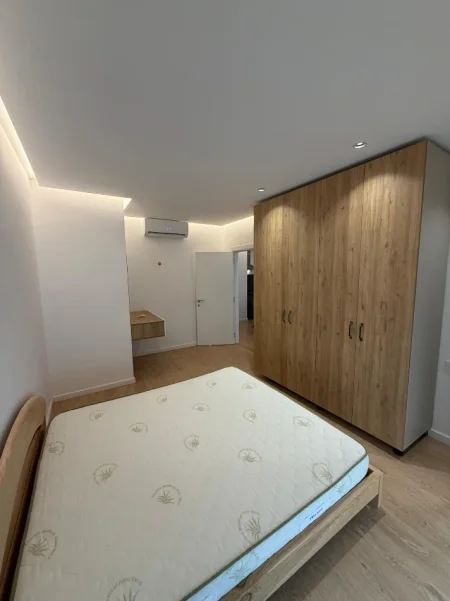 Tirane, jepet me qera 1+1 Kati 3, 65 m² 650 € 
