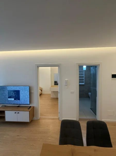 Tirane, jepet me qera 1+1 Kati 3, 65 m² 650 € 