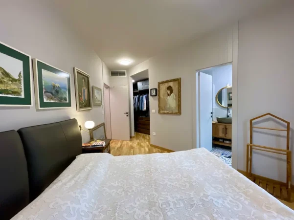 Tirane, jepet me qera apartament 2+1+Ballkon Kati 1, 120 m² 1.250 € (Liqeni Thate tek Spitali Kafsheve)