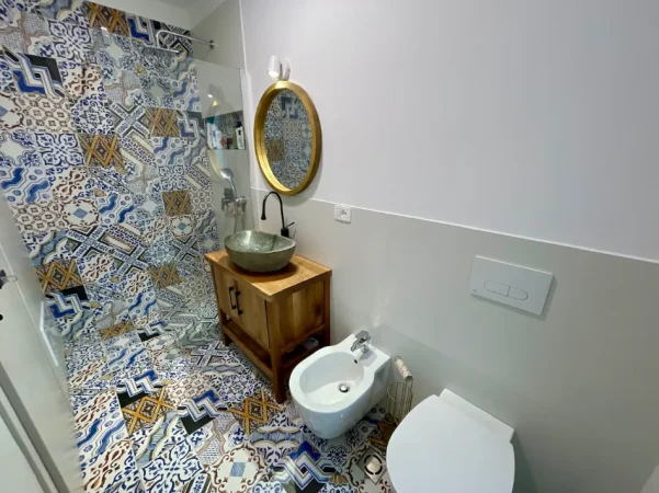 Tirane, jepet me qera apartament 2+1+Ballkon Kati 1, 120 m² 1.250 € (Liqeni Thate tek Spitali Kafsheve)