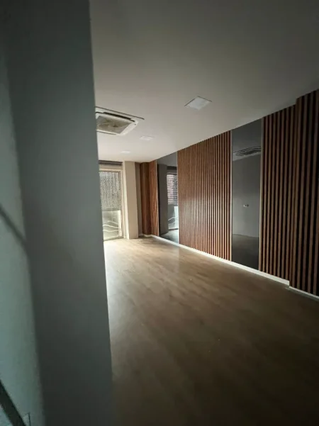 Tirane, jepet me qera zyre Kati 1, 1.077 m² 15.000 € (ZOGU I ZI)
