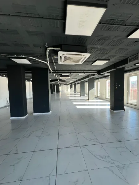 Tirane, jepet me qera zyre Kati 1, 1.077 m² 15.000 € (ZOGU I ZI)