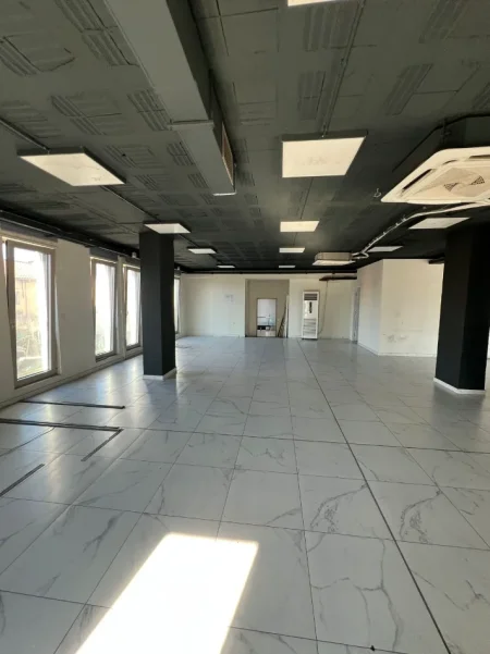 Tirane, jepet me qera zyre Kati 1, 1.077 m² 15.000 € (ZOGU I ZI)