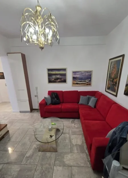 Tirane, jepet me qera apartament 2+1+Ballkon Kati 3, 65 m² 550 € (Përballë Medresesë)