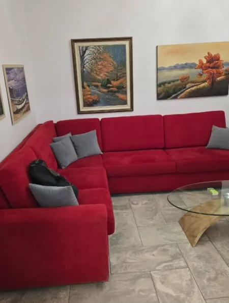 Tirane, jepet me qera apartament 2+1+Ballkon Kati 3, 65 m² 550 € (Përballë Medresesë)