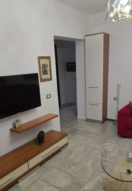 Tirane, jepet me qera apartament 2+1+Ballkon Kati 3, 65 m² 550 € (Përballë Medresesë)