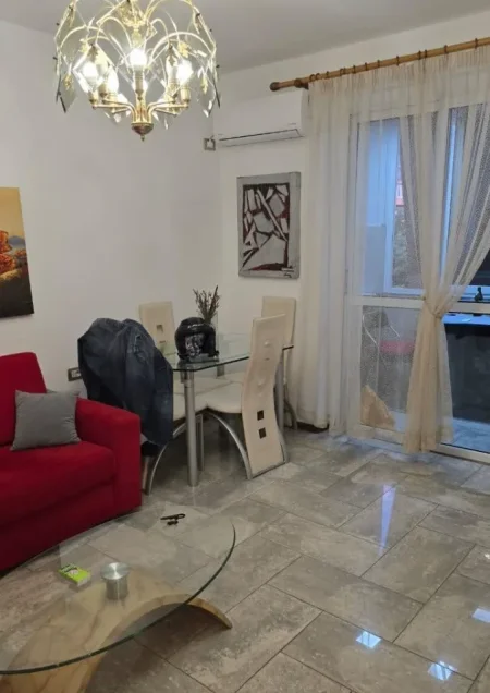 Tirane, jepet me qera apartament 2+1+Ballkon Kati 3, 65 m² 550 € (Përballë Medresesë)