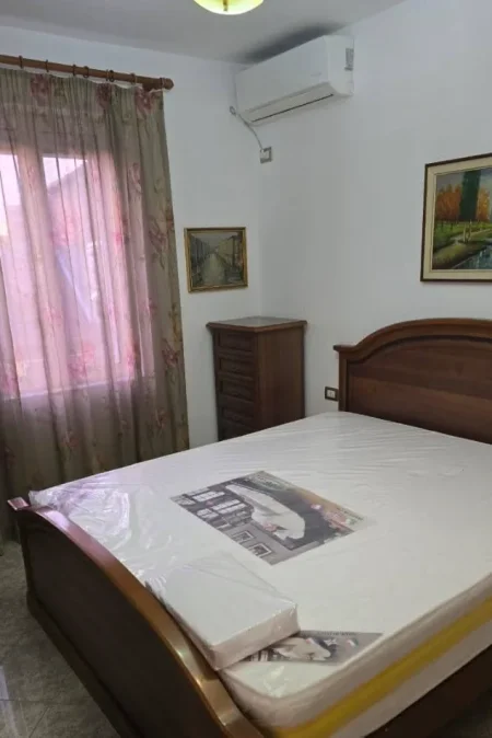 Tirane, jepet me qera apartament 2+1+Ballkon Kati 3, 65 m² 550 € (Përballë Medresesë)