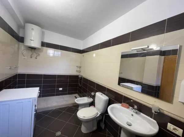 🏠 Jepet me Qira Apartament 2+1+2+Post Parkimi  , Pazari i Ri , ne Qender te Tiranes