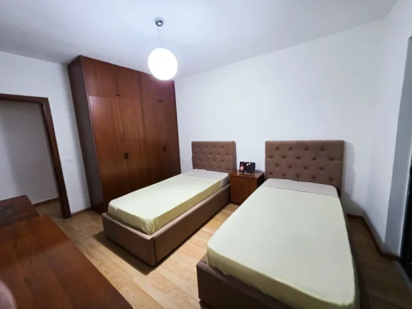Tirane, jepet me qera apartament 4+1 Kati 3, 1.400 € (mine peza)