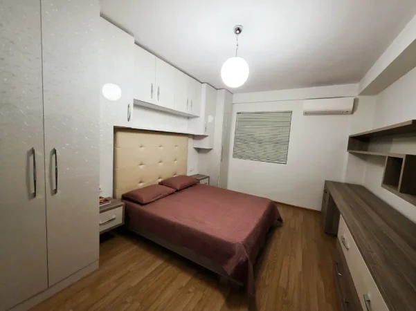 Tirane, jepet me qera apartament 4+1 Kati 3, 1.400 € (mine peza)