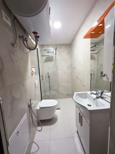 Tirane, jepet me qera apartament 4+1 Kati 3, 1.400 € (mine peza)