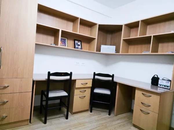 Tirane, jepet me qera apartament 4+1 Kati 3, 1.400 € (mine peza)