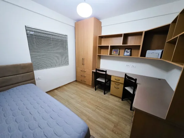 Tirane, jepet me qera apartament 4+1 Kati 3, 1.400 € (mine peza)