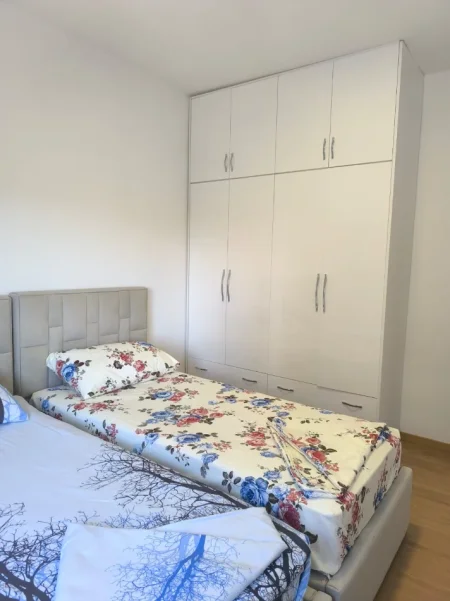 Tirane, jepet me qera apartament 2+1 Kati 4, 86 m² 800 € 
