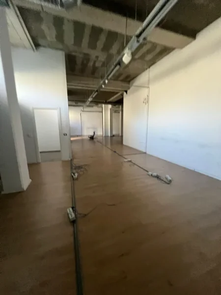 Tirane, jepet me qera zyre Kati 0, 361 m² 5.800 € (ZOGU I ZI)