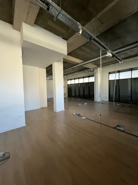 Tirane, jepet me qera zyre Kati 0, 361 m² 5.800 € (ZOGU I ZI)