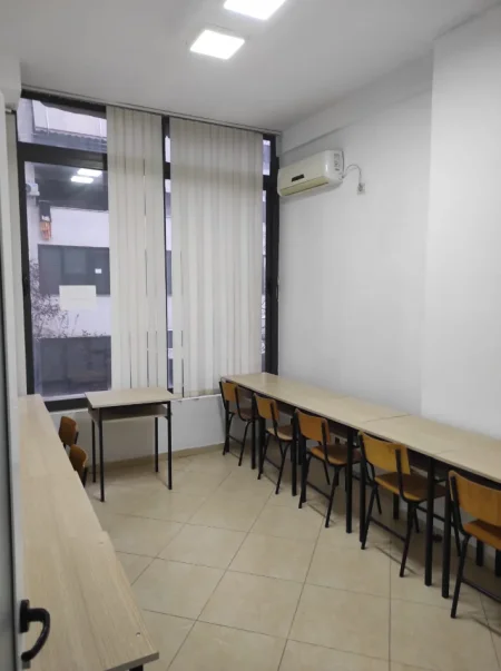 Tirane, jepet me qera ambjent biznesi Kati 0, 50 m² 320 € (Afer KMY)