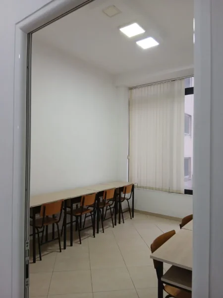 Tirane, jepet me qera ambjent biznesi Kati 0, 50 m² 320 € (Afer KMY)