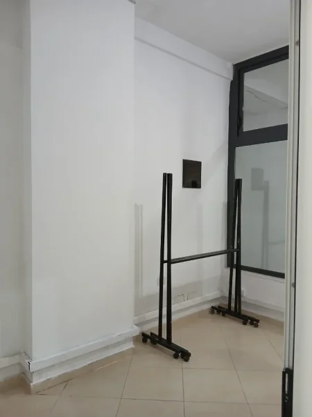 Tirane, jepet me qera ambjent biznesi Kati 0, 50 m² 320 € (Afer KMY)